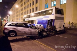 Mercedes R-класса на большой скорости сбил туристический автобус