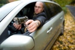 Новокузнецк: после произошедшего ДТП водитель повредил авто пистолетом и топором