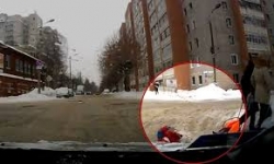 Предупреждения от ГАИ: перевозить через проезжую часть детей на санках не следует Предупреждения от ГАИ: перевозить через проезжую часть детей на санках не следует