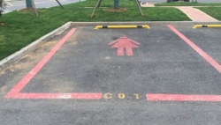 В Китае придумали места парковок для плохо паркующихся женщин