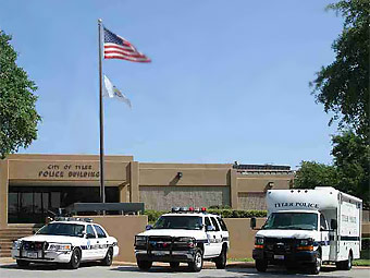 Парковка автомобиля перед самым входом в полицейский участок