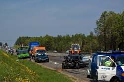 БМВ на высокой скорости влетело в такси на Могилевском шоссе.