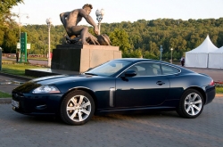 Гонки по импровизированной трассе на 420-сильных купе XKR на Лужнецкой набережной