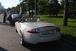 Гонки по импровизированной трассе на 420-сильных купе XKR на Лужнецкой набережной