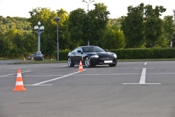Гонки по импровизированной трассе на 420-сильных купе XKR на Лужнецкой набережной