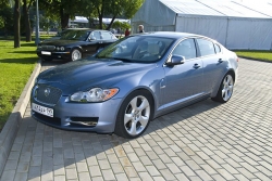 Гонки по импровизированной трассе на 420-сильных купе XKR на Лужнецкой набережной