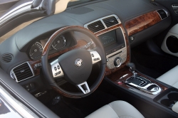 Гонки по импровизированной трассе на 420-сильных купе XKR на Лужнецкой набережной