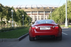 Гонки по импровизированной трассе на 420-сильных купе XKR на Лужнецкой набережной