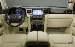 Единоросы ездят на машинах, которые им официально не по карману