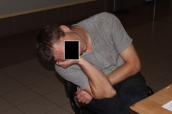 Задержанный пьяный бесправник уснул прямо в ГАИ