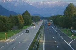 Пока платить за пользование германскими автобанами не придется