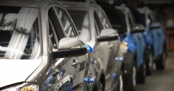 В июне продажи легковых машин в России понизились процентов на 30