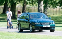 Королева Британии объехала на своем Jaguar по газону пешеходов