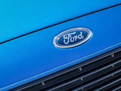 Ford научил распознавать и подсвечивать в темное время суток пешеходов фарами