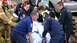 Полицейский из Австралии отвлекал час малыша пока мать доставали из-под автомобиля