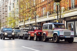 Лондон: в такси работает автомобиль Land Rover Defender