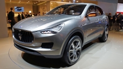 Китай: недовольный машиной мужчина въехал в автосалон через стеклянную дверь и разгромил все