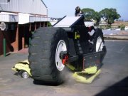 Гигантский мотоцикл может раздавить автомобиль