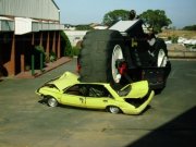 Гигантский мотоцикл может раздавить автомобиль