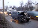 Девушка за рулем и столб